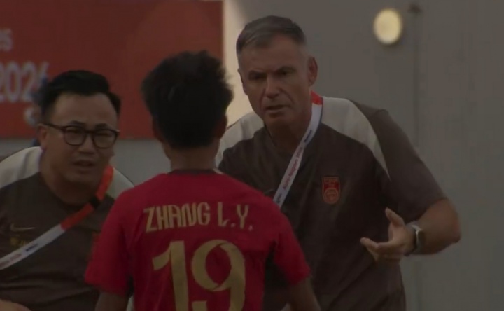 中国女足第19分钟进行换人调整，张琳艳疑似因伤被谢宗梅换下