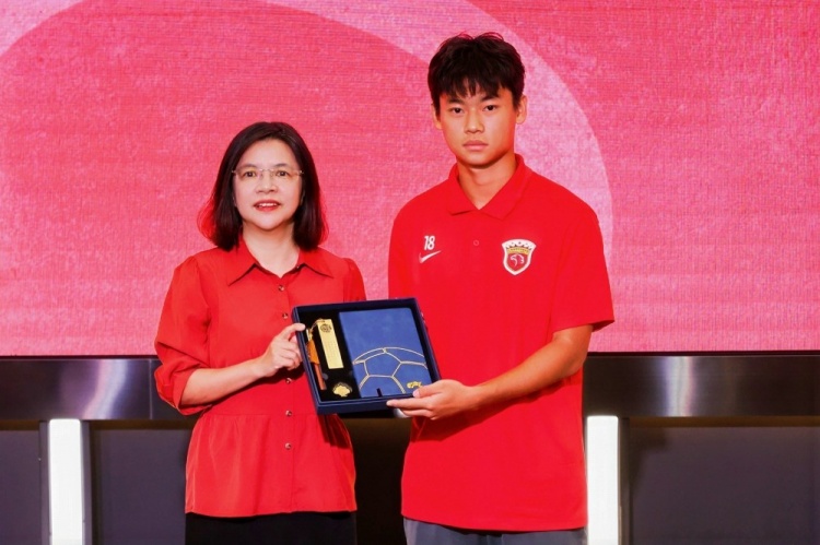 上海海港·中国犀旺队赴法国欧塞尔出征仪式在上汽浦东足球场举行