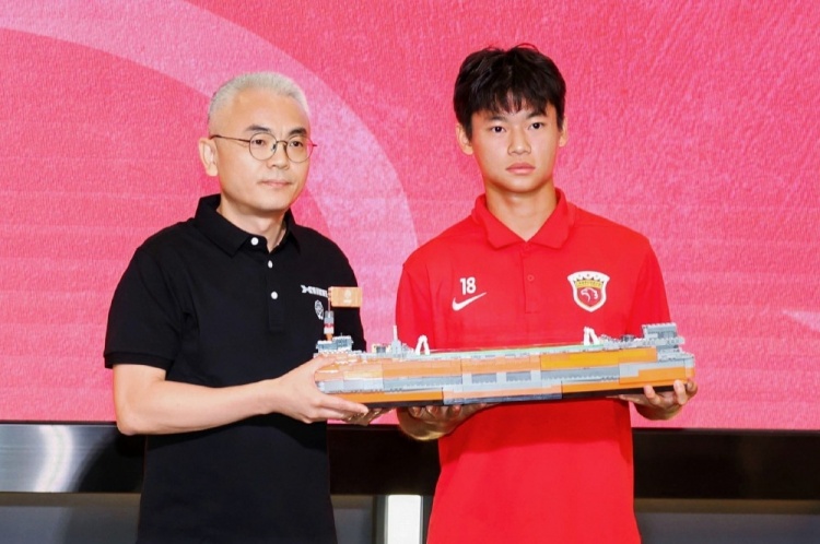 上海海港·中国犀旺队赴法国欧塞尔出征仪式在上汽浦东足球场举行