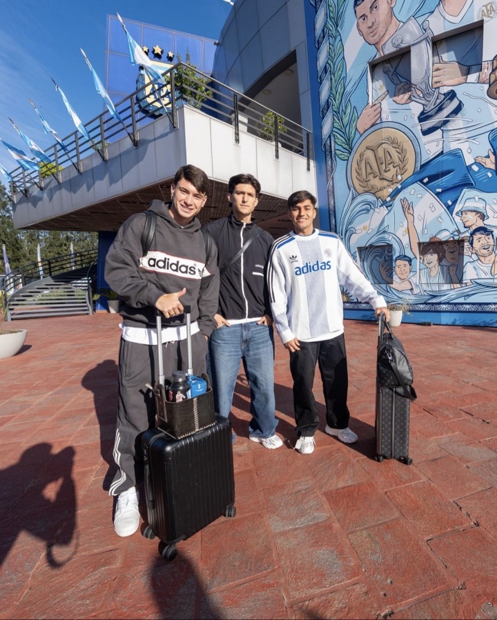 阿根廷国脚抵达国家队：小蜘蛛、劳塔罗笑容满面，利马罗梅罗同框