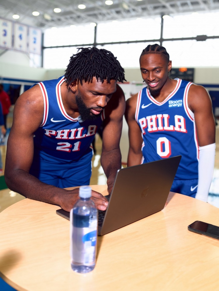 新赛季开始！76人官方晒媒体日图集 詹姆斯恩比德马克西布朗亮相